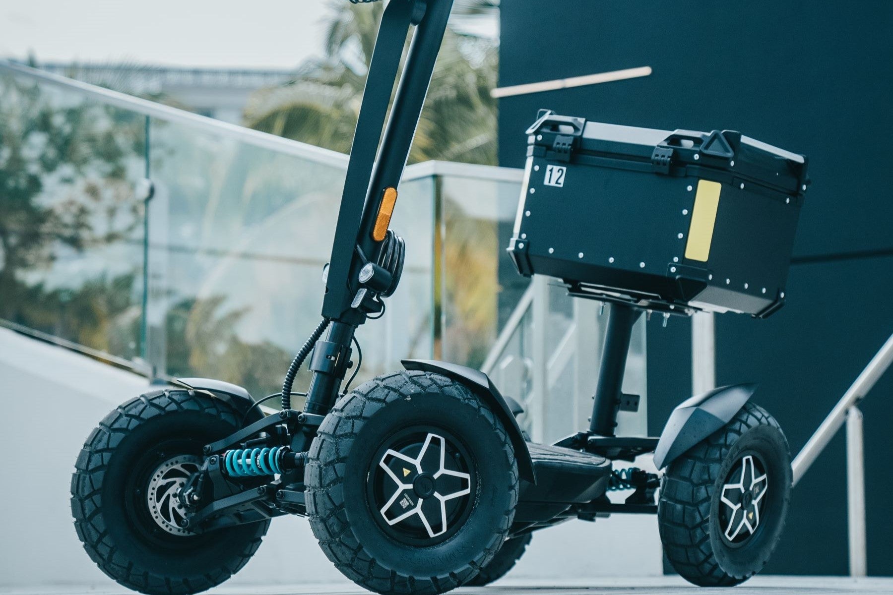Le scooter électrique Mia Four X4 comparé à la concurrence